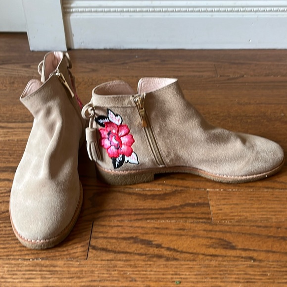 KATE SPADE BELLVILLE FLORAL EMBROIDERED TAN SUEDE DESERT BOOTS SIZE 9.5 - Picture 4 of 10